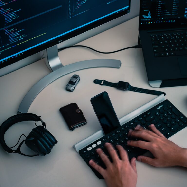 Pessoa (aparece apenas as mãos) trabalhando no computador