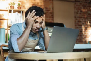 Homem com a mão na cabeça preocupado