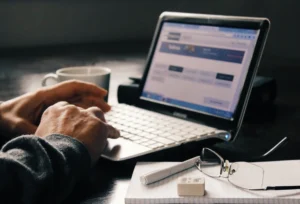 Homem utilizando notebook para otimizar SEO do site