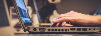 Pessoa (aparece apenas as mãos) trabalhando em notebook